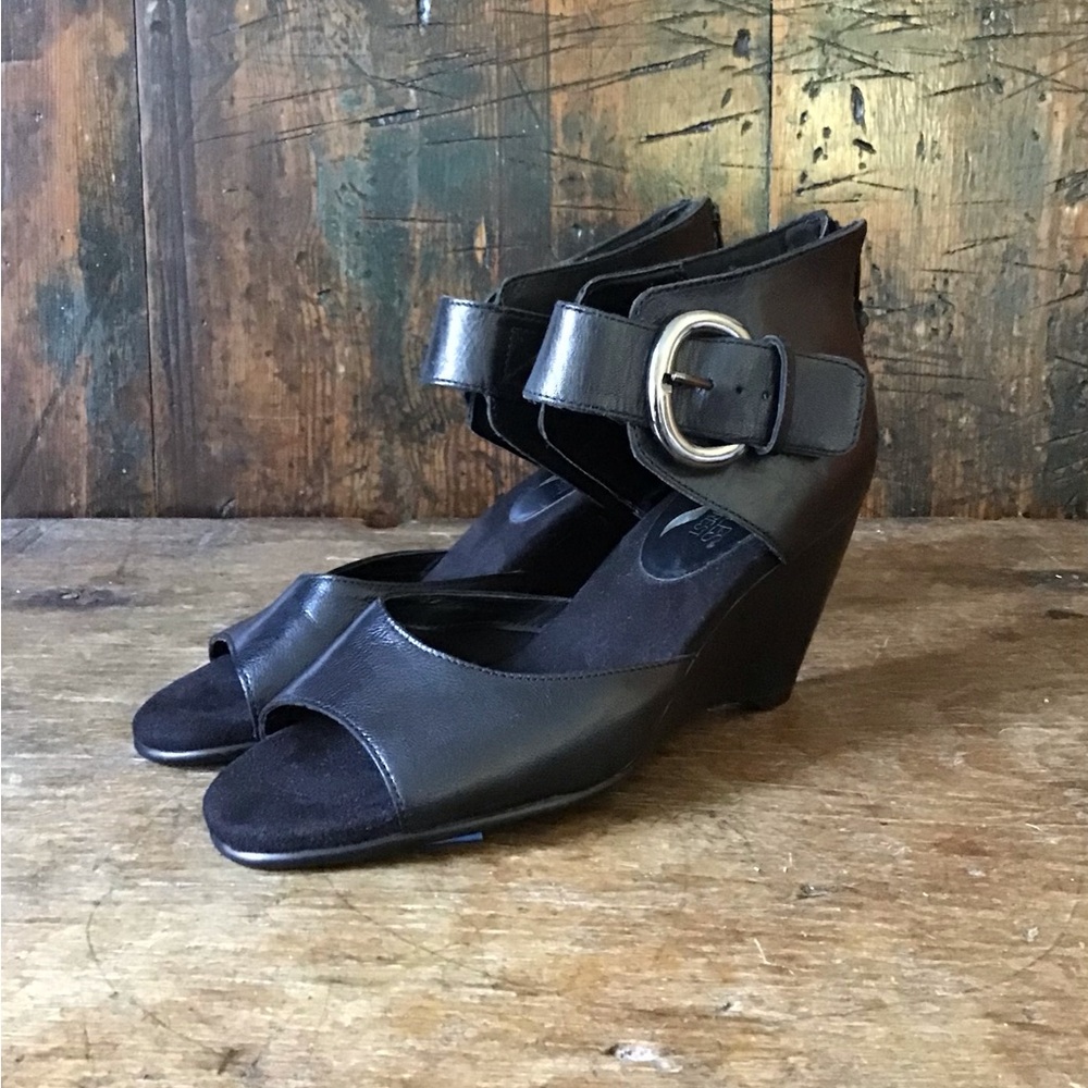 NWOT Arosoles Heel Rest Sound System Black Leather Peep Toe Wedge Sandals Sz 7.5